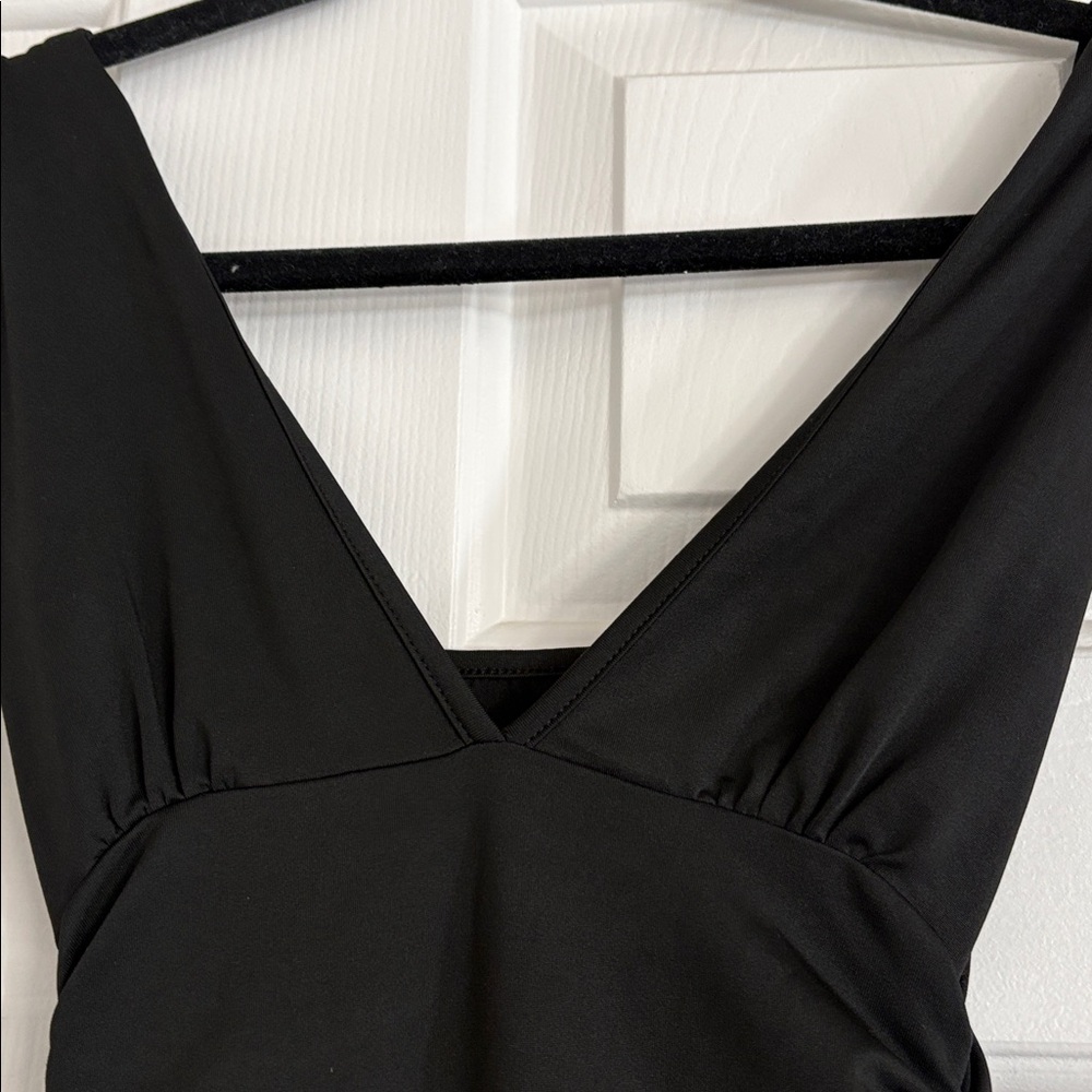Elegant Black Evening Dress - Picture 3 of 8